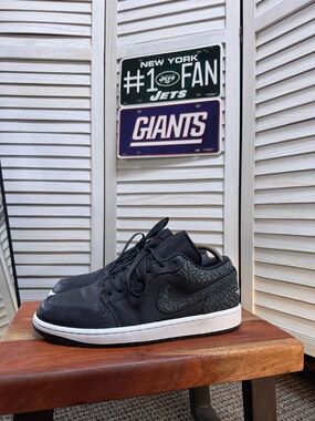 Nike Black Low-Top Sneakers with Textured Swoosh
